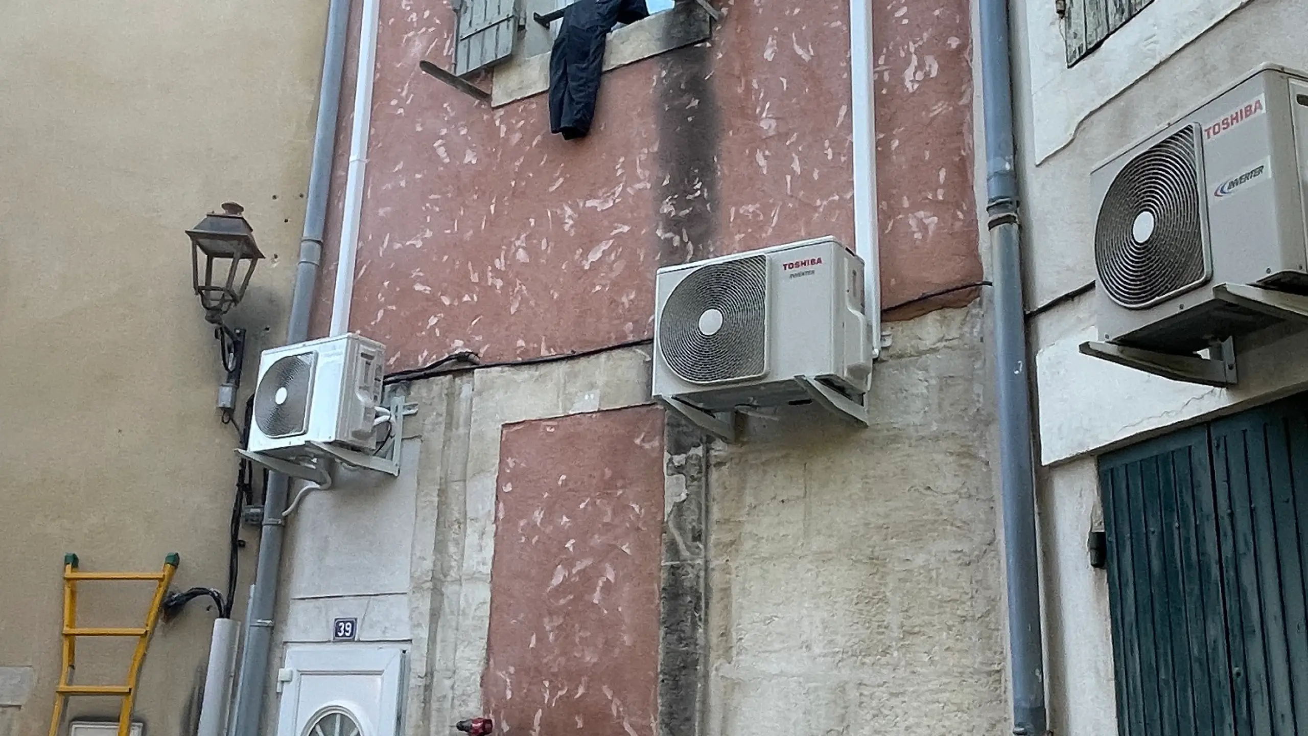 Façade d'immeuble du centre d'Avignon équipée de climatiseurs