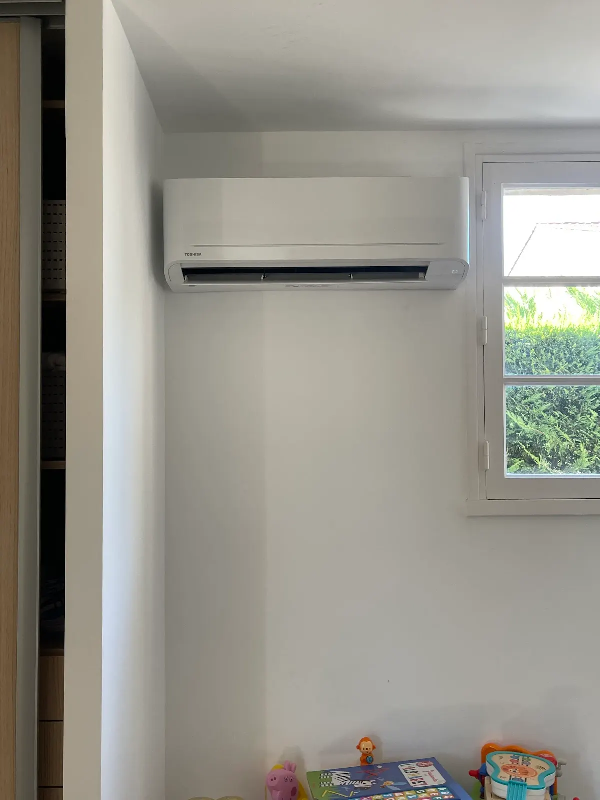 Climatiseur mural dans une chambre d'enfant