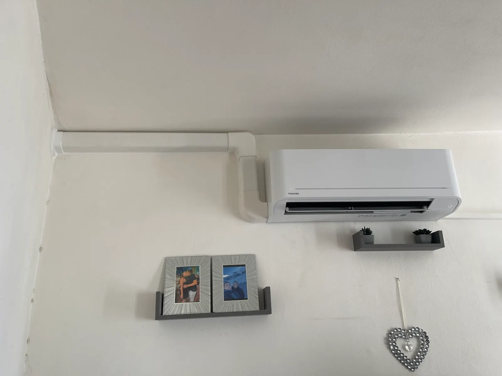 Climatiseur mural posé dans un salon avec goulotte discrète