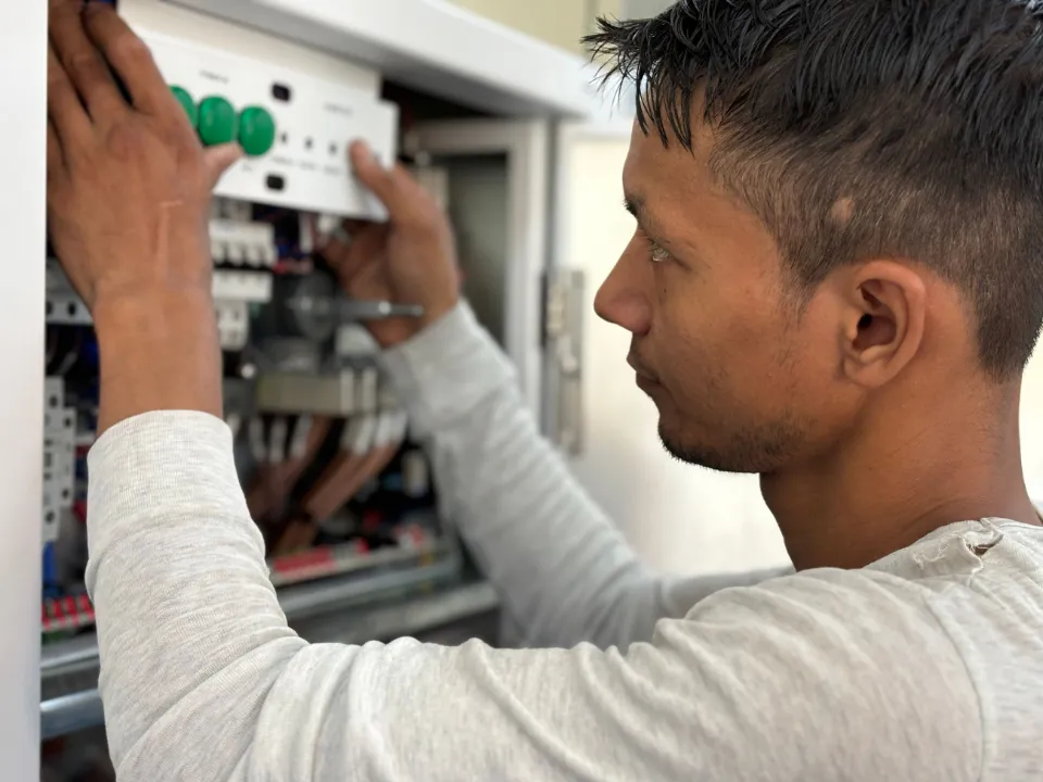 Électricien en dépannage sur un tableau électrique