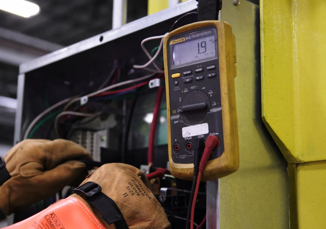 Mesure au multimètre sur une installation électrique