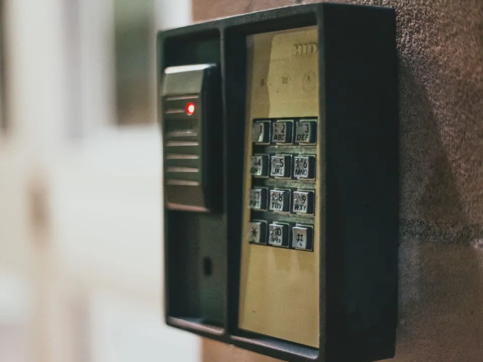 Interphone à clavier installé à l'entrée d'un bâtiment