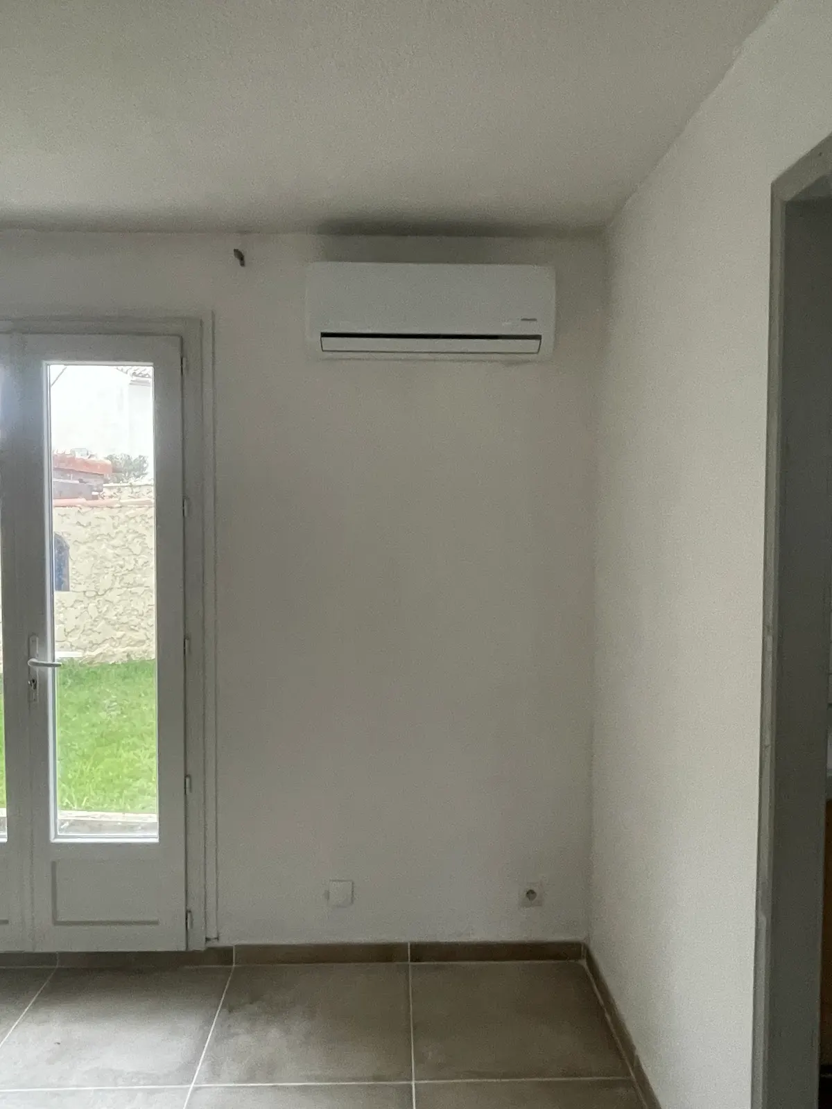 Split mural de climatisation dans une pièce de vie
