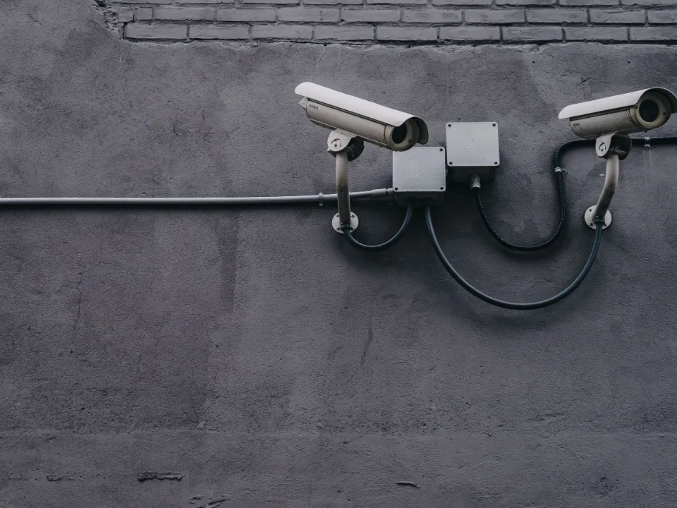 Caméras de vidéosurveillance fixées sur un mur extérieur
